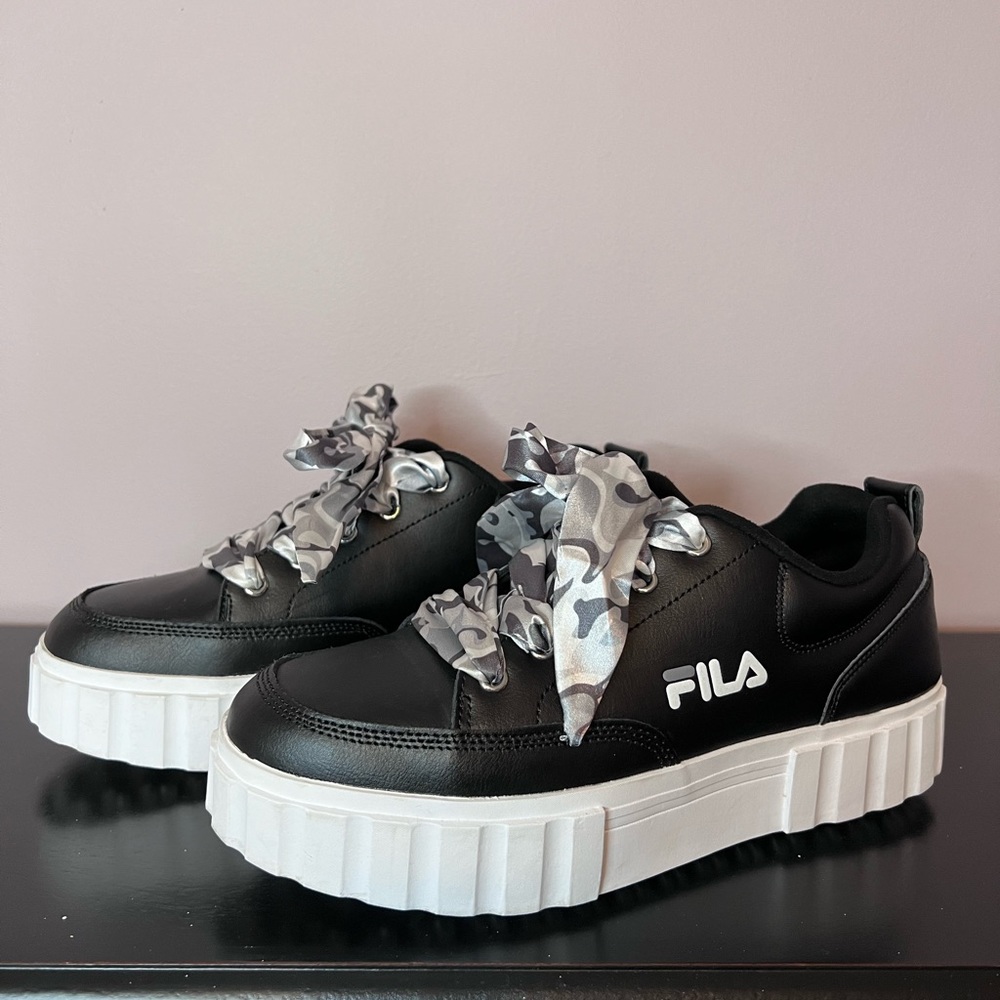 Fila Sandblast Womens 8.5 Black and White Platform Sneaker Satin Laces